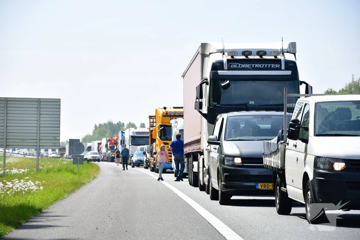 Grote brand in vrachtwagen op A6, snelweg dicht