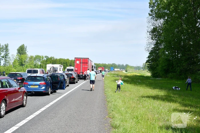 Grote brand in vrachtwagen op A6, snelweg dicht