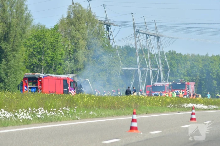 Grote brand in vrachtwagen op A6, snelweg dicht