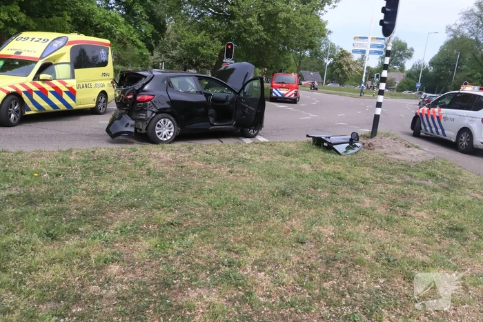 Auto op kant na aanrijding met andere auto