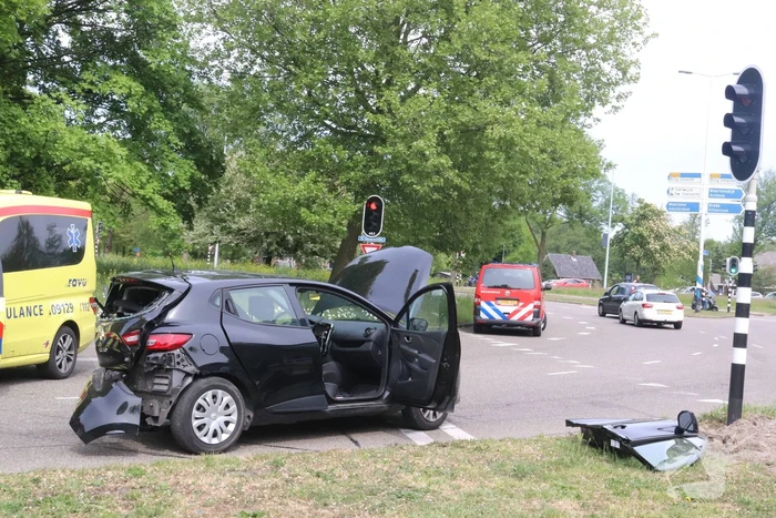 Auto op kant na aanrijding met andere auto