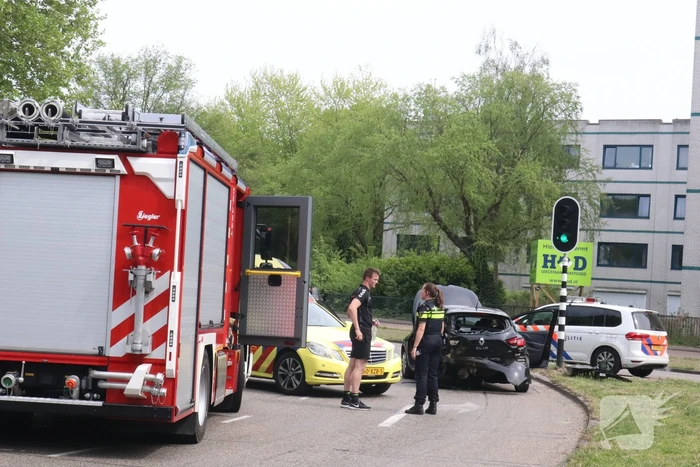 Auto op kant na aanrijding met andere auto