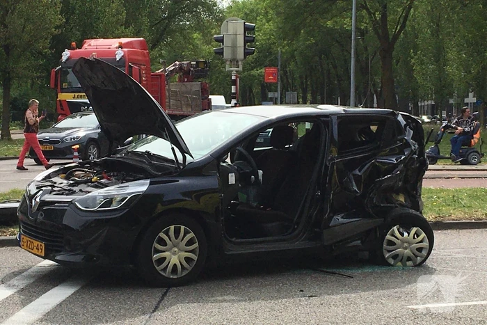Auto op kant na aanrijding met andere auto