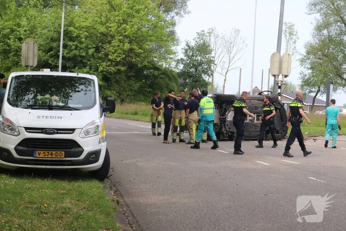 Auto op kant na aanrijding met andere auto