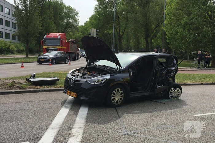 Auto op kant na aanrijding met andere auto