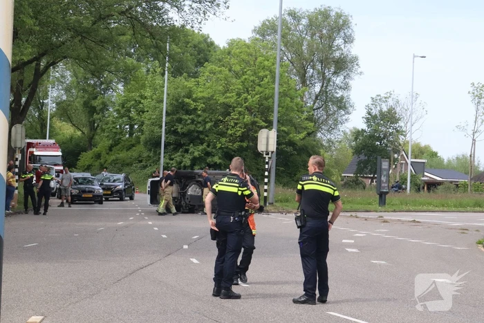 Auto op kant na aanrijding met andere auto