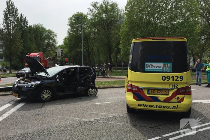 Auto op kant na aanrijding met andere auto