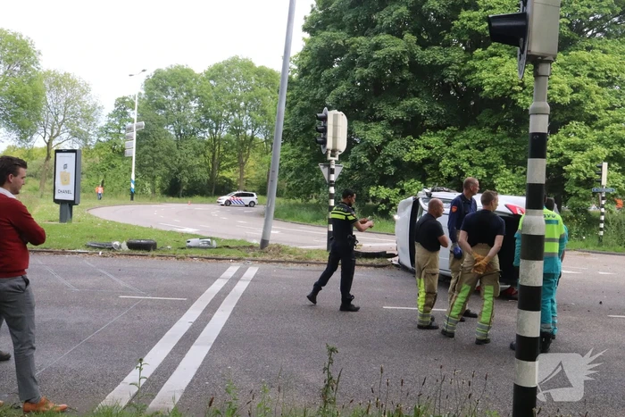Auto op kant na aanrijding met andere auto