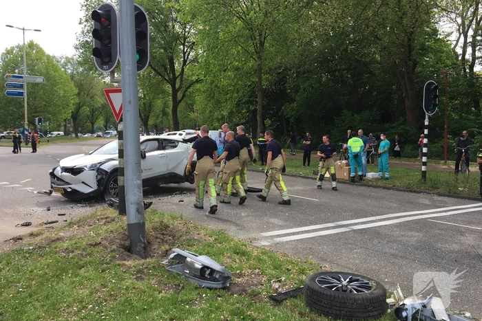 Auto op kant na aanrijding met andere auto