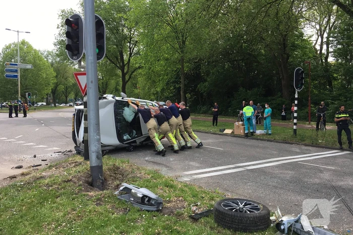 Auto op kant na aanrijding met andere auto