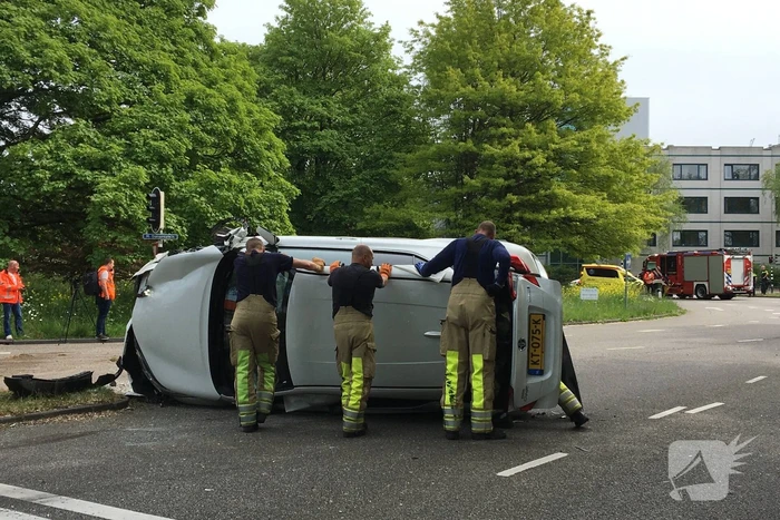 Auto op kant na aanrijding met andere auto