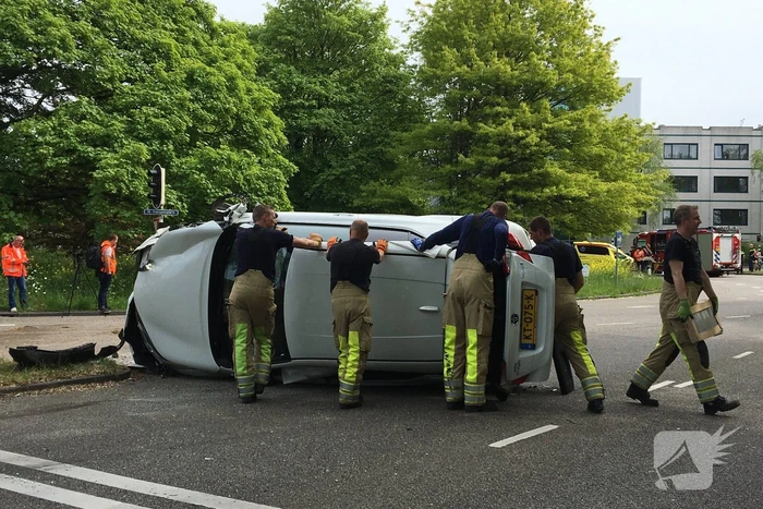 Auto op kant na aanrijding met andere auto