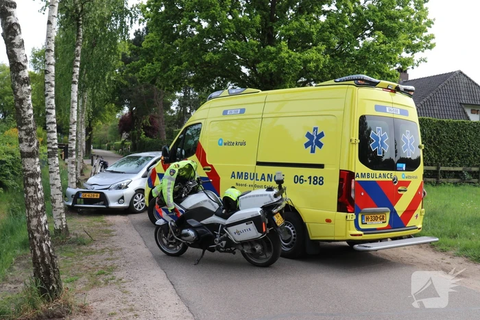 Auto rijdt tegen boom
