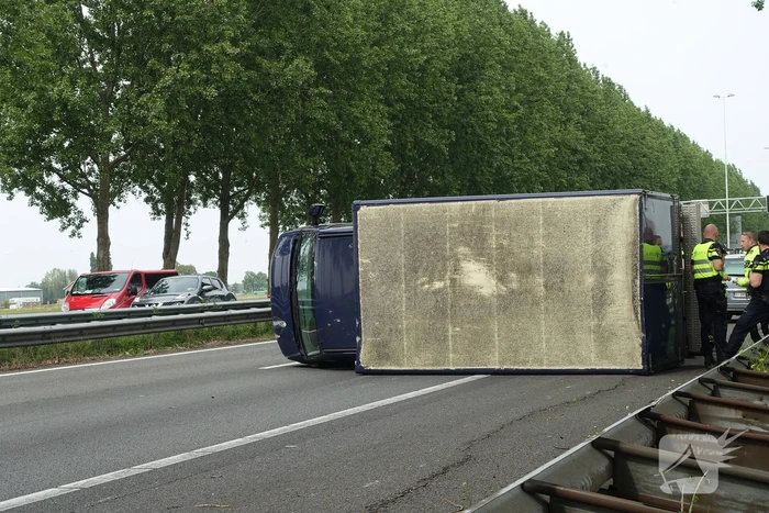 Bestelbus belandt op zijn kant, vrachtwagen ramt vangrail