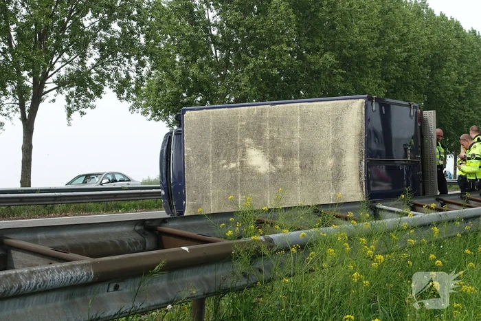 Bestelbus belandt op zijn kant, vrachtwagen ramt vangrail
