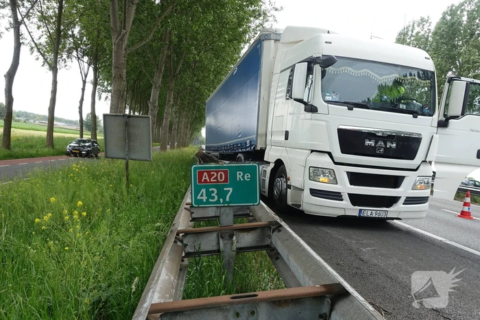 Bestelbus belandt op zijn kant, vrachtwagen ramt vangrail