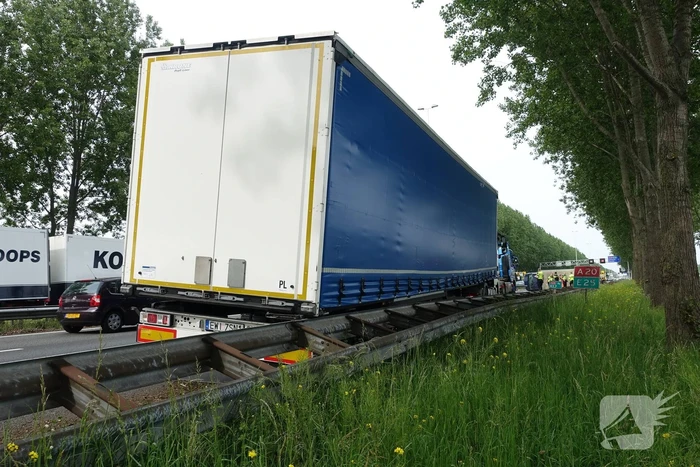 Bestelbus belandt op zijn kant, vrachtwagen ramt vangrail