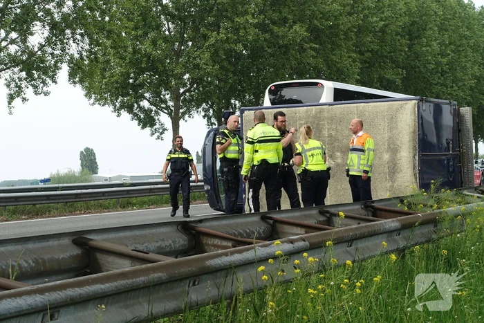 Bestelbus belandt op zijn kant, vrachtwagen ramt vangrail