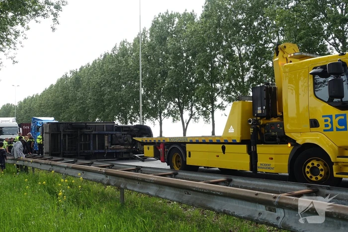 Bestelbus belandt op zijn kant, vrachtwagen ramt vangrail