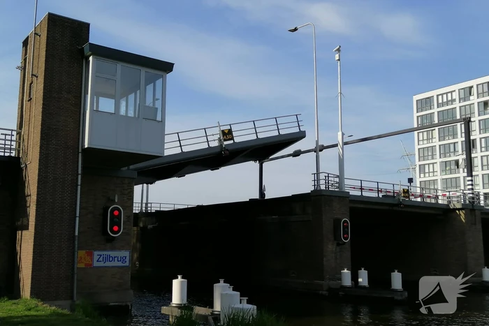 Zijlbrug in storing, flinke verkeershinder