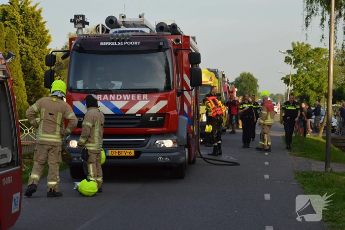 Drie gewonden bij auto te water