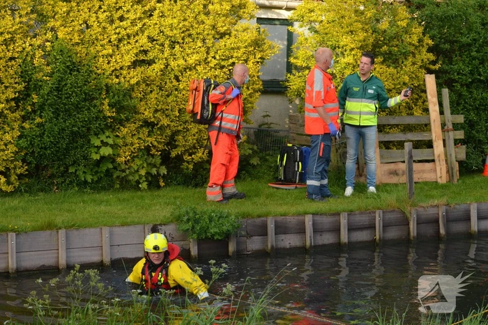 Drie gewonden bij auto te water