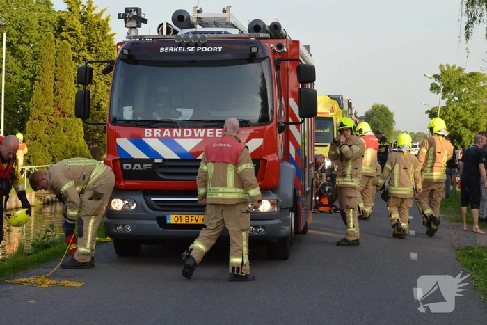 Drie gewonden bij auto te water