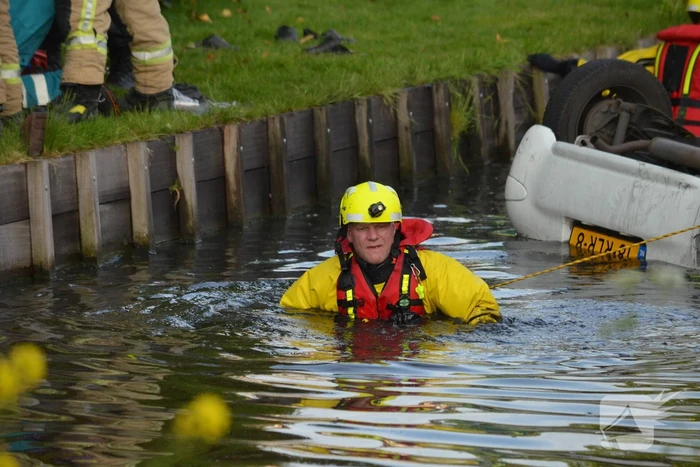 Drie gewonden bij auto te water