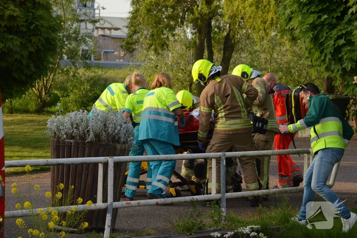 Drie gewonden bij auto te water