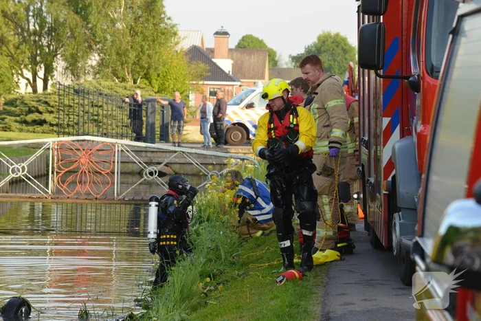 Drie gewonden bij auto te water