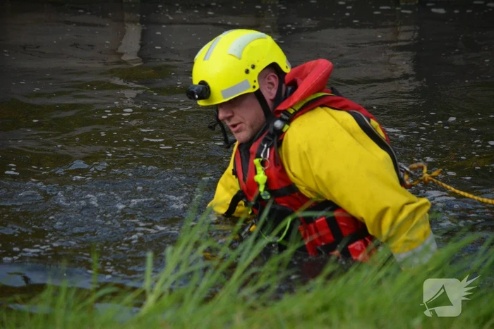Drie gewonden bij auto te water