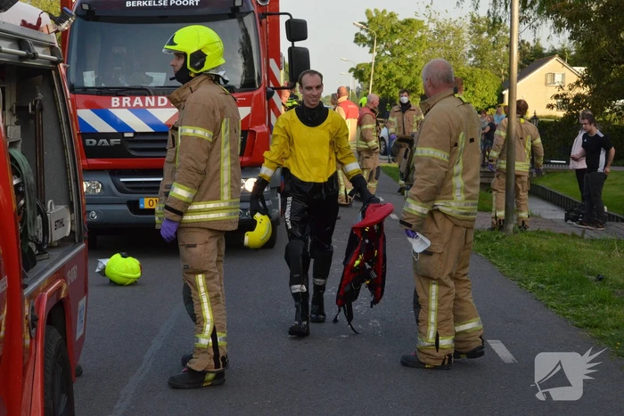 Drie gewonden bij auto te water