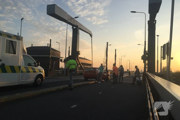 Auto rijdt tegen slagboom