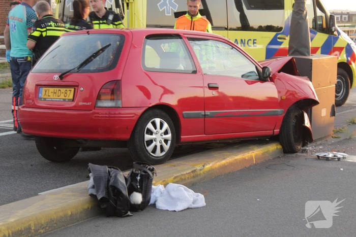 Auto rijdt tegen slagboom