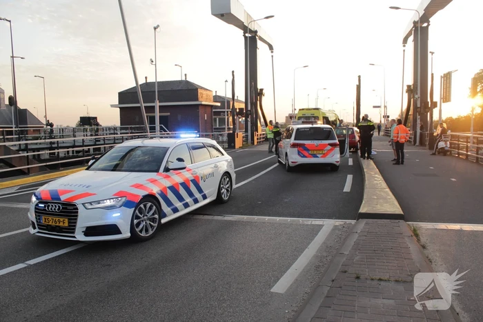 Auto rijdt tegen slagboom