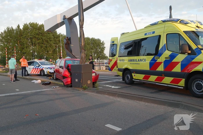 Auto rijdt tegen slagboom