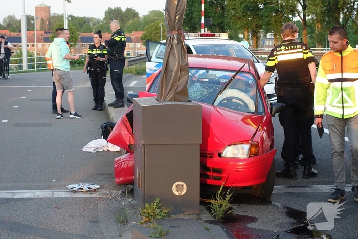 Auto rijdt tegen slagboom