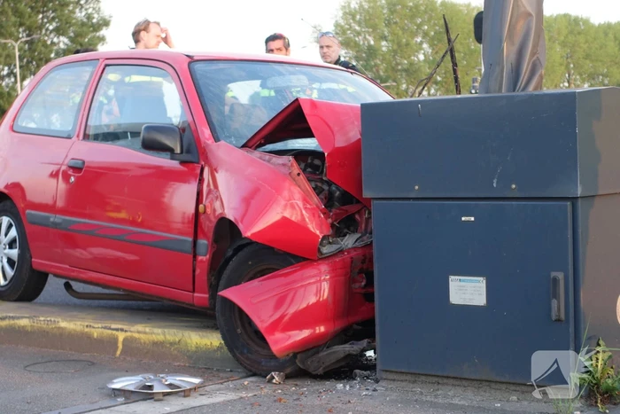 Auto rijdt tegen slagboom
