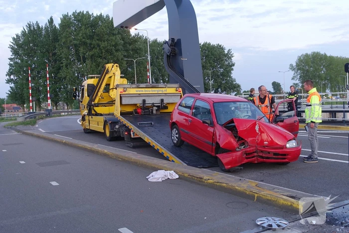 Auto rijdt tegen slagboom