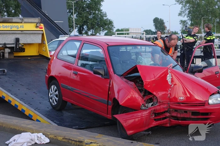 Auto rijdt tegen slagboom