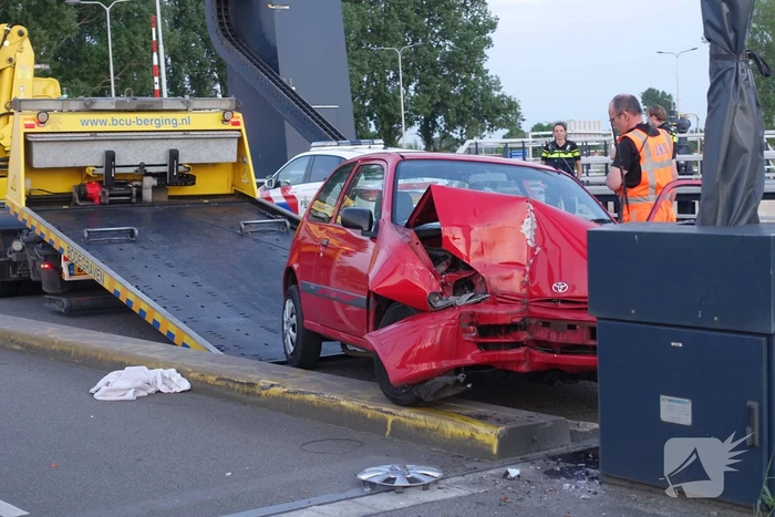 Auto rijdt tegen slagboom