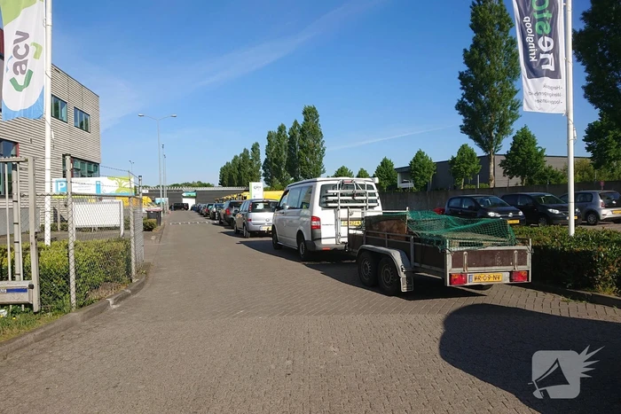 Voor openingstijd al enorme wachtrij bij vuilstort