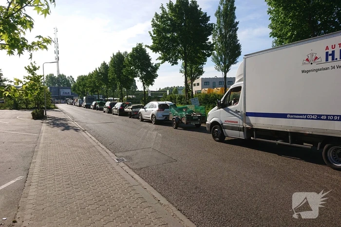 Voor openingstijd al enorme wachtrij bij vuilstort