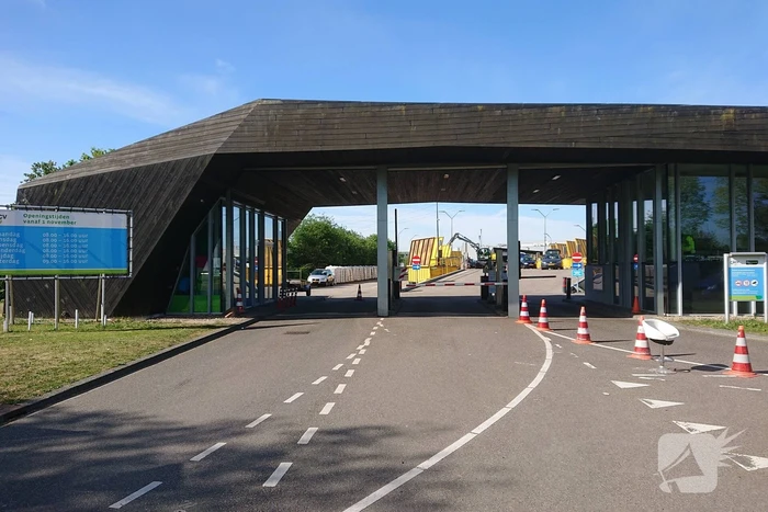Wachtrij op fietspad bij vuilstort