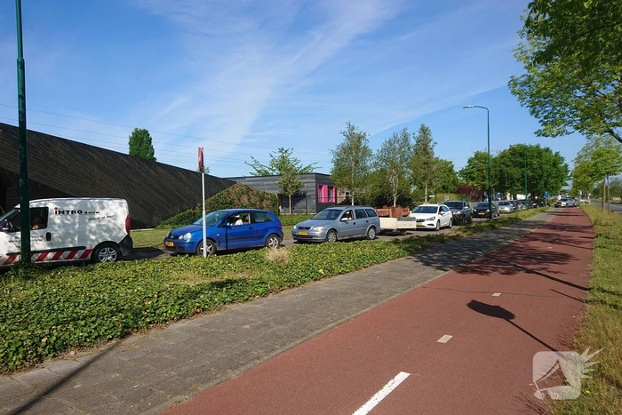 Wachtrij op fietspad bij vuilstort