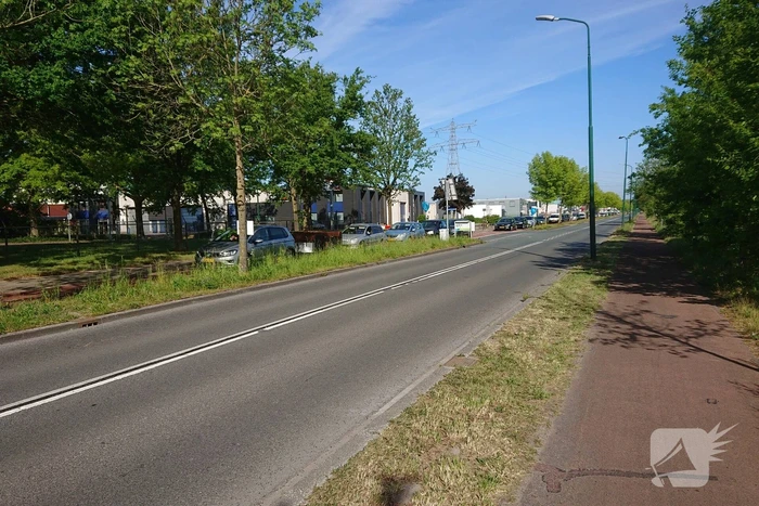 Wachtrij op fietspad bij vuilstort