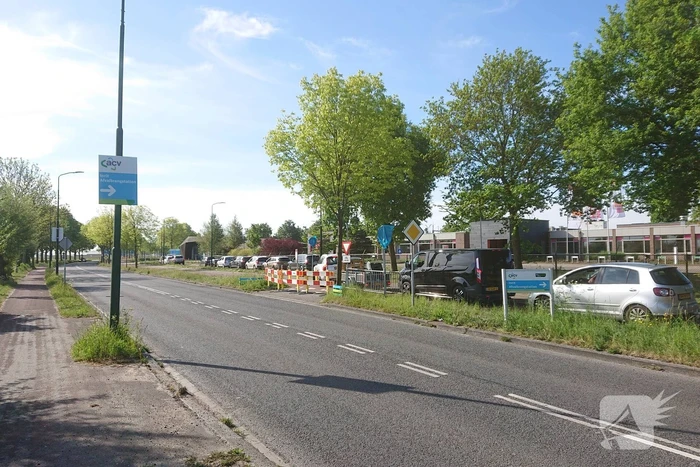 Wachtrij op fietspad bij vuilstort