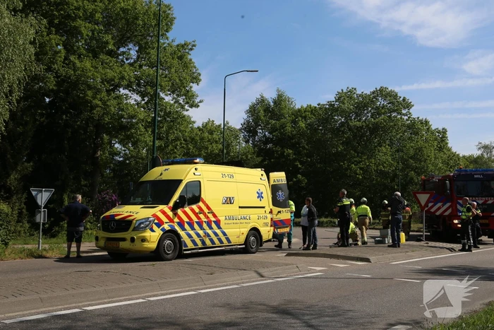 Vrachtwagen met tuinafval gekanteld op rotonde