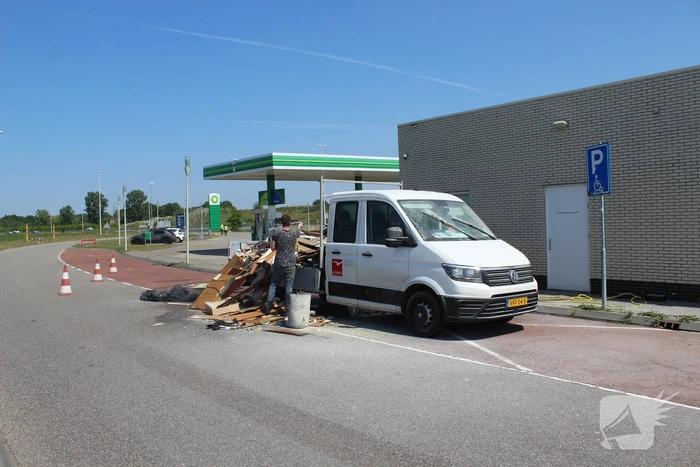 Lading achterop bestelbus vat vlam