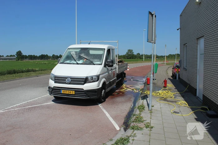 Lading achterop bestelbus vat vlam